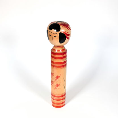 Vue trois-quarts d’une kokeshi japonaise Dento Sakunami en bois tourné, artisan Hiraga Tadashi