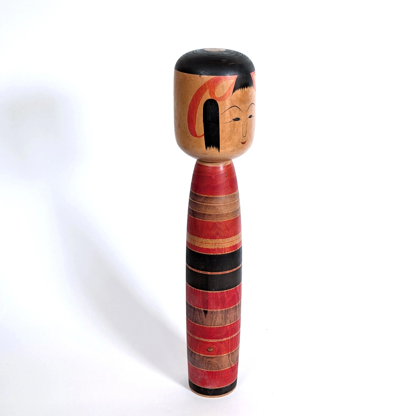 Kokeshi japonaise signée Satō Sashima, bois peint à la main, grande poupée japonaise artisanale