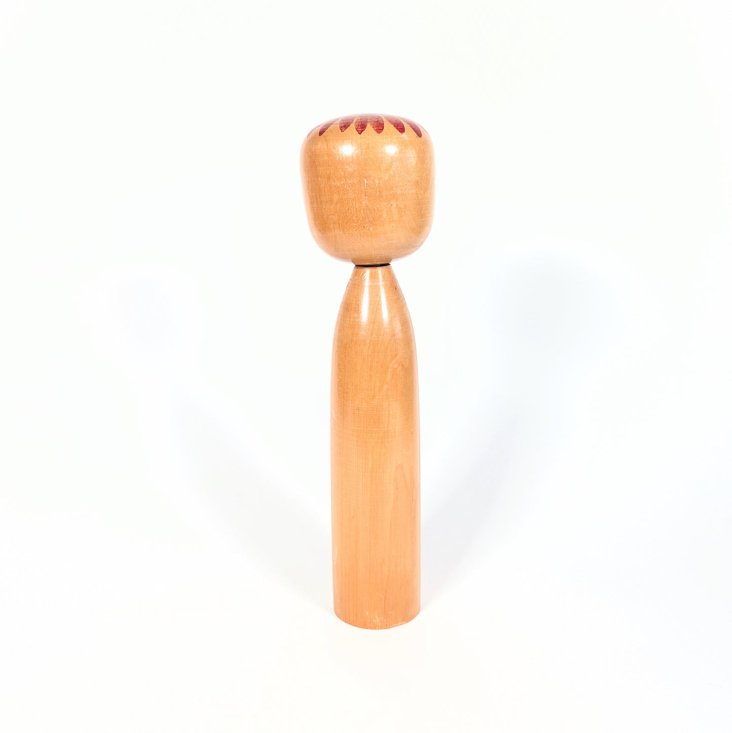 Dos d’une kokeshi japonaise shingata signée Ryosaku 良作, poupée en bois verni de 26 cm avec décor floral discret.