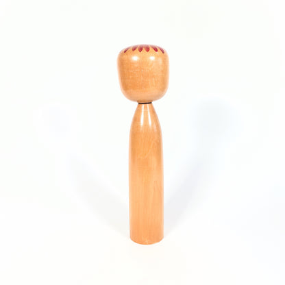 Dos d’une kokeshi japonaise shingata signée Ryosaku 良作, poupée en bois verni de 26 cm avec décor floral discret.