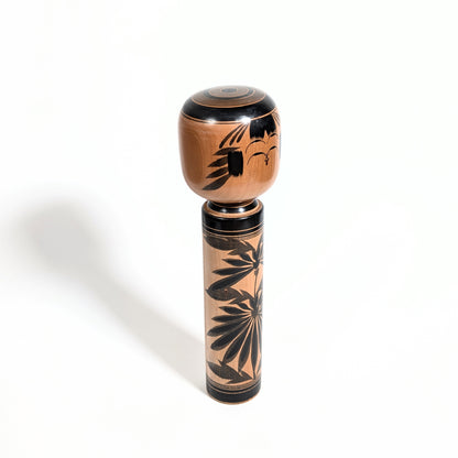 kokeshi japonaise shingata par Takafuji Yukichi motif hishigiku artisanat traditionnel japonais