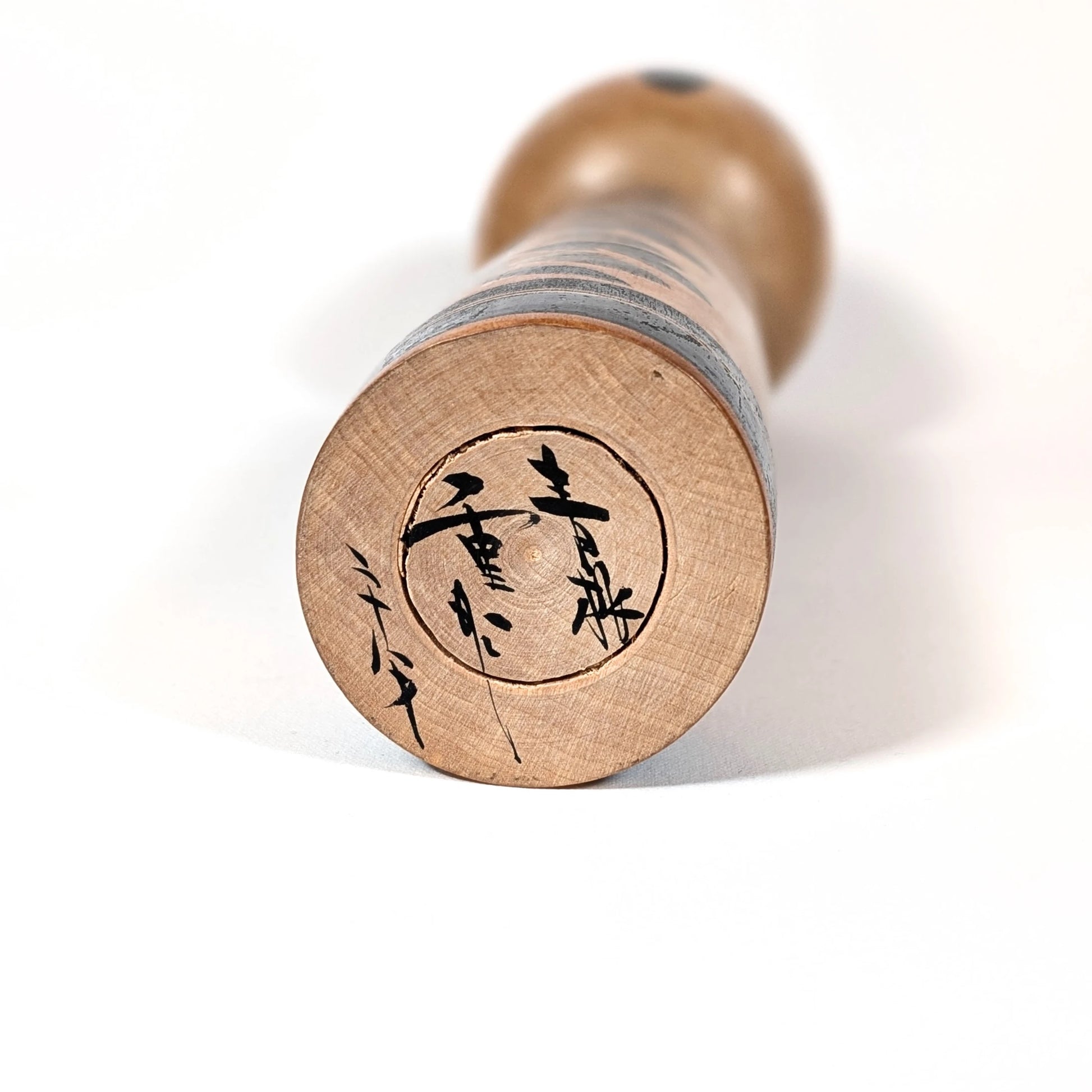 Signature manuscrite fait par Aone Shigekazu 重一 à 28 ans sous une kokeshi Togatta ancienne, poupée japonaise de collection Aone Onsen