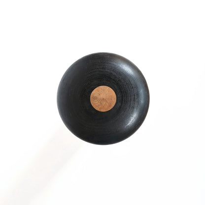 Sommet d’une kokeshi japonaise traditionnelle, bois tourné à la main, artisanat japonais ancien