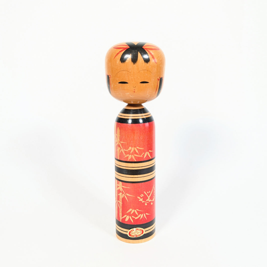 Kokeshi japonaise vintage sosaku de Kawamura Shōji, modèle Showa 61-62 avec décor bambou rouge et noir