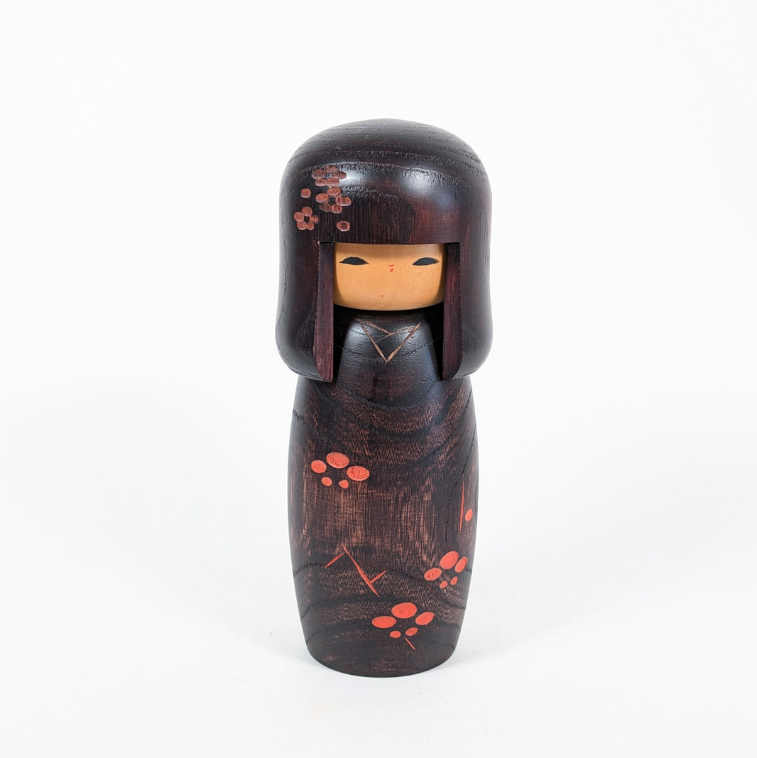 Kokeshi japonaise Usaburo 春彩 Shunsai 18,5 cm, coiffure okappa et kimono noir