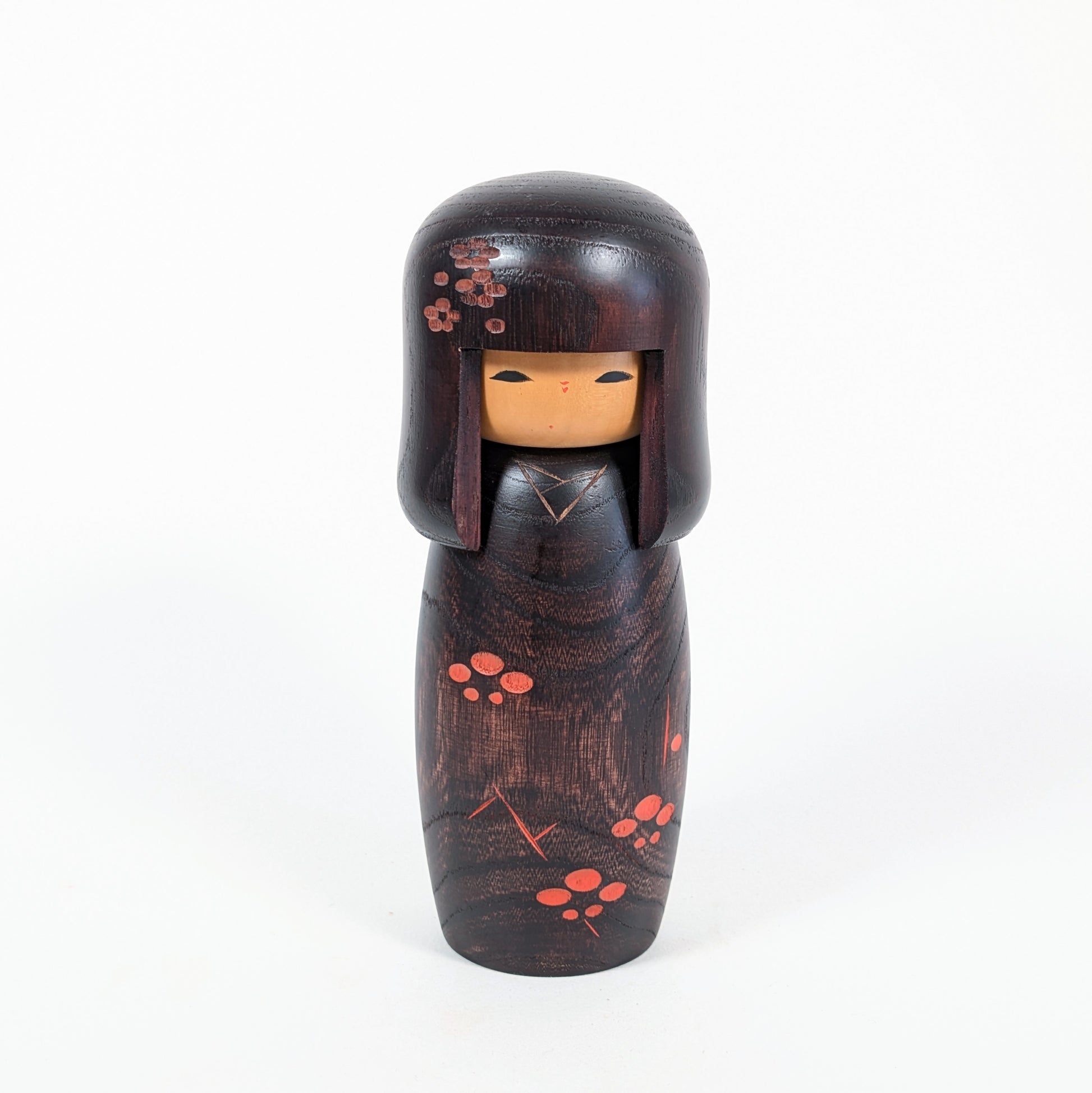 Kokeshi japonaise Usaburo 春彩 Shunsai 18,5 cm, coiffure okappa et kimono noir