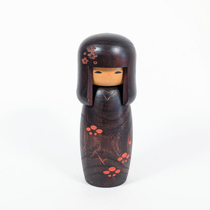 Kokeshi japonaise Usaburo 春彩 Shunsai 18,5 cm, coiffure okappa et kimono noir
