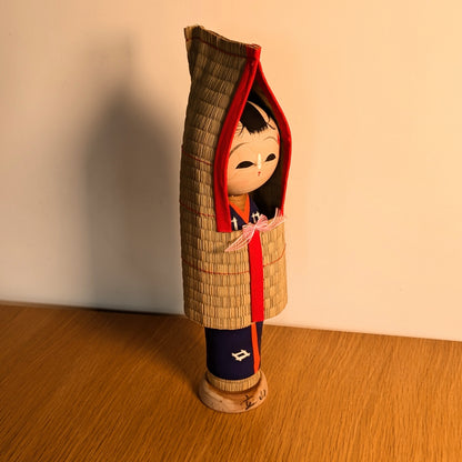 Kokeshi japonaise vintage Tateyama avec manteau de paille mino, souvenir omiyage du Japon enneigé, artisanat traditionnel bois 37 cm