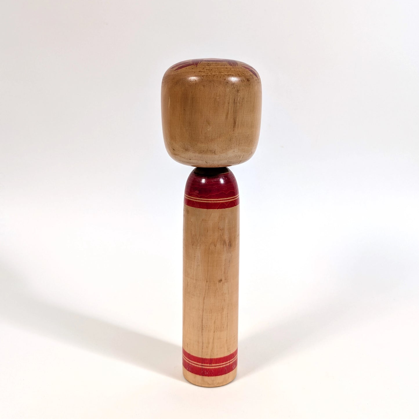 Dos d’une kokeshi japonaise Togatta ancienne, belle patine du bois, période Shōwa