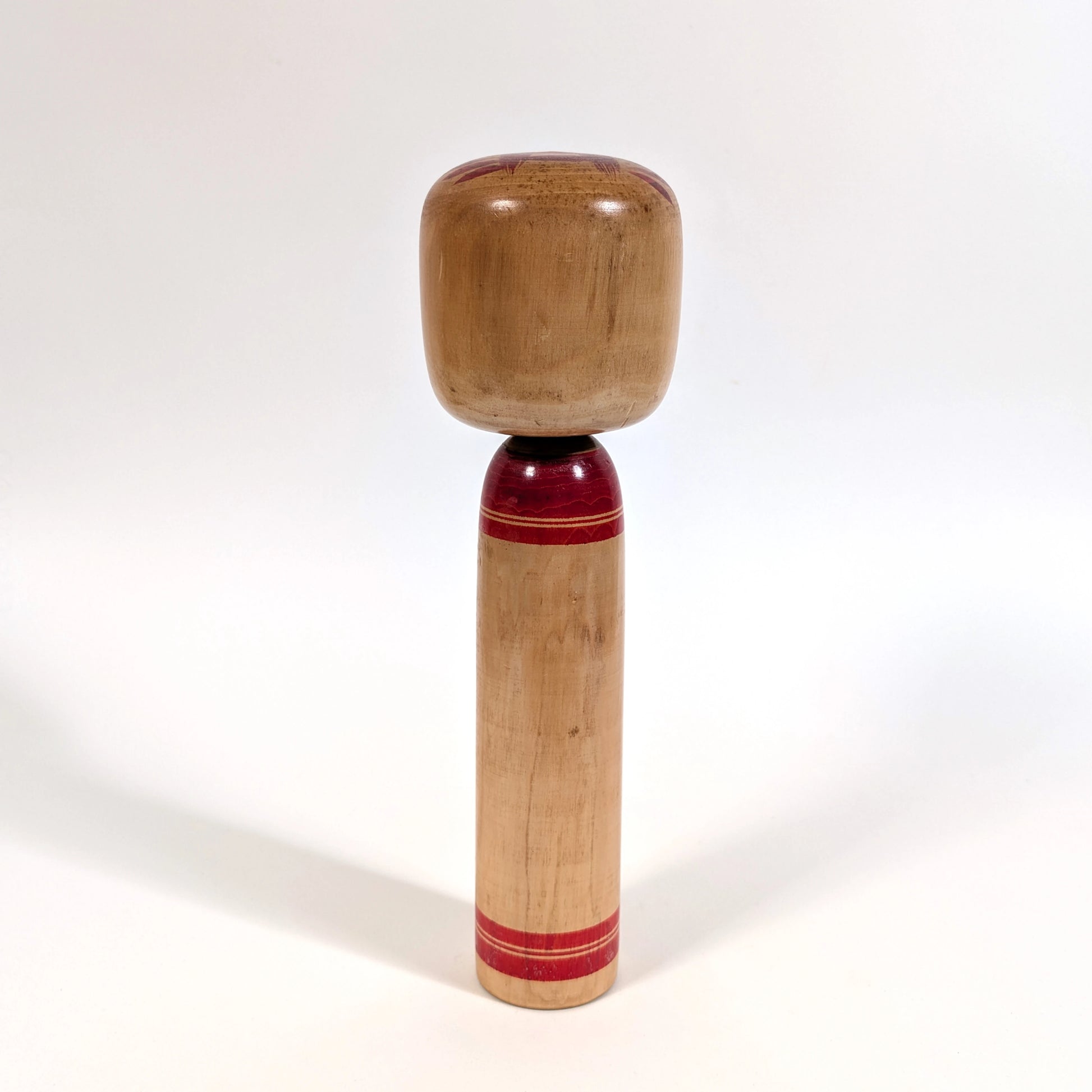 Dos d’une kokeshi japonaise Togatta ancienne, belle patine du bois, période Shōwa