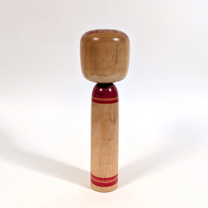 Dos d’une kokeshi japonaise Togatta ancienne, belle patine du bois, période Shōwa