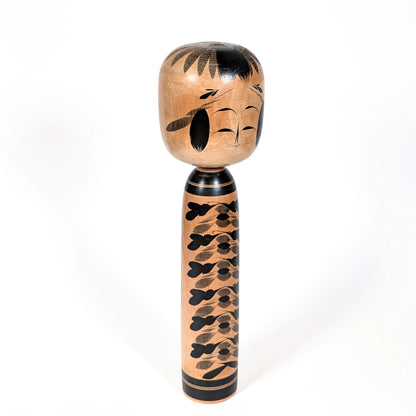 Visage expressif de kokeshi Togatta traditionnelle, sculpture en bois par Sato Shigekazu à Aone Onsen Miyagi, style classique Showa