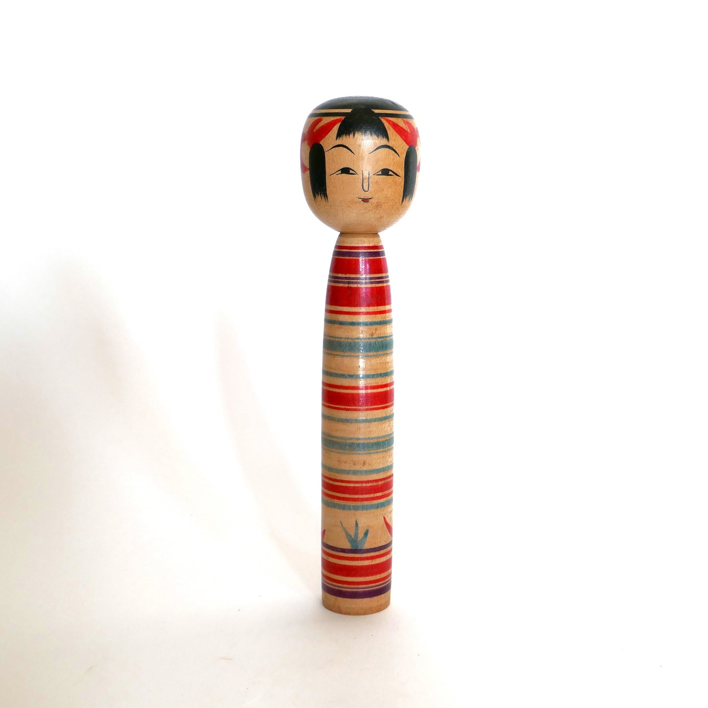 Kokeshi japonaise traditionnelle du style Tsuchiyu, vue de face. Œuvre artisanale en bois tourné signée Watanabe Sadami, réalisée en 1969. Cette poupée incarne l’élégance des kokeshi de l’ère Shōwa.