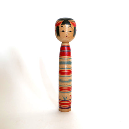 Kokeshi japonaise traditionnelle du style Tsuchiyu, vue de face. Œuvre artisanale en bois tourné signée Watanabe Sadami, réalisée en 1969. Cette poupée incarne l’élégance des kokeshi de l’ère Shōwa.