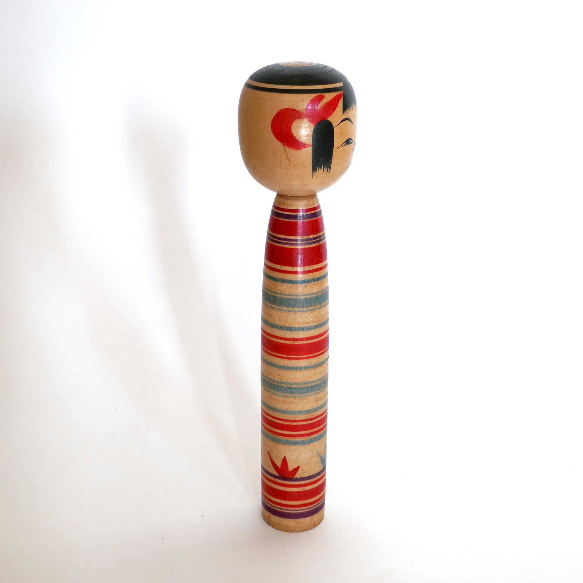 Poupée kokeshi japonaise Tsuchiyu par Watanabe Sadami, profil droit. Fabrication en bois tourné et décorée à la main, réalisée en 1969 — une pièce vintage emblématique de l’artisanat japonais d’après-guerre.