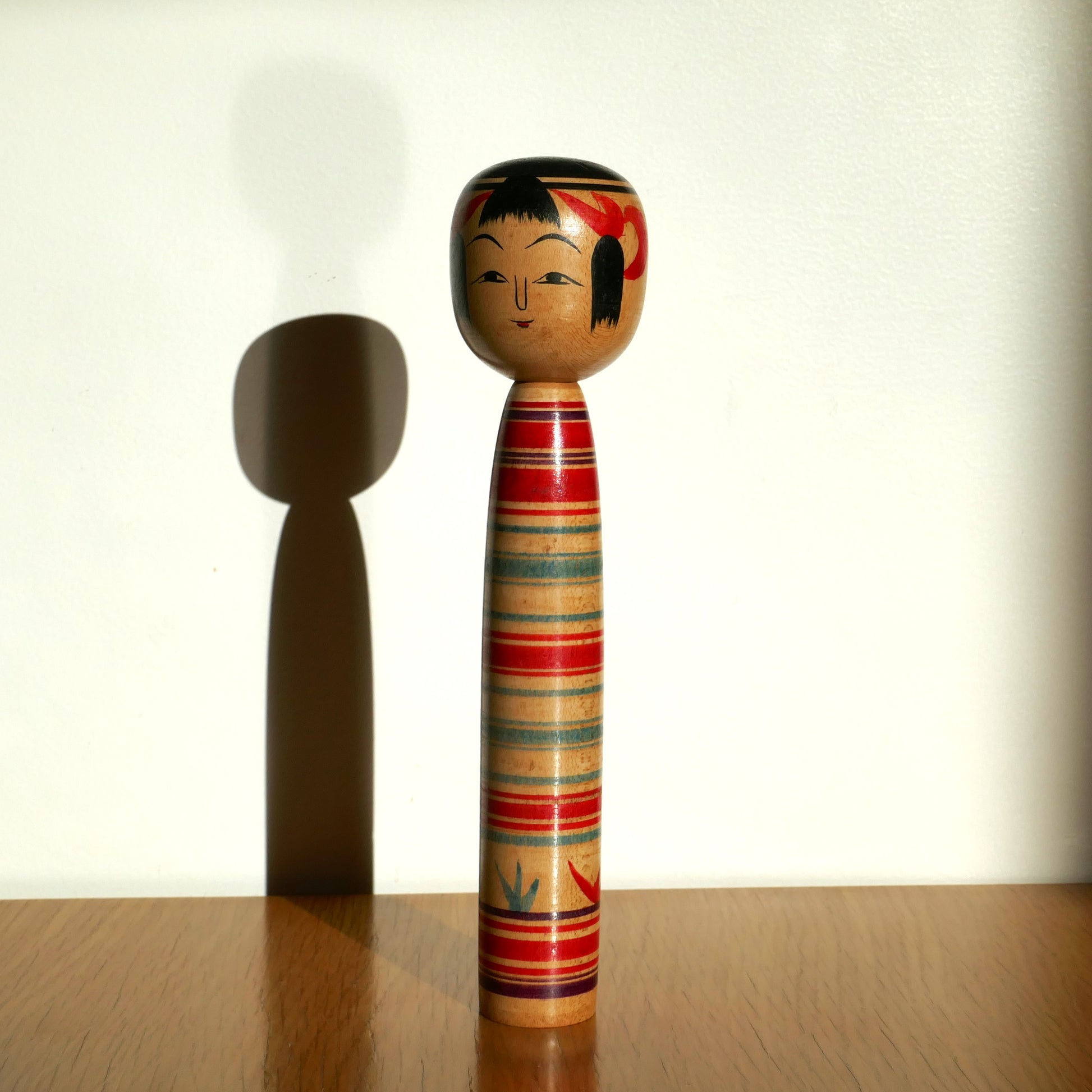 Kokeshi japonaise traditionnelle du style Tsuchiyu, réalisée par Watanabe Sadami pendant l’ère Shōwa, pièce vintage de collection.