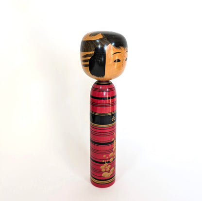 Poupée japonaise kokeshi vintage en bois, vue de profil droit, signée Sasaki Katsumi