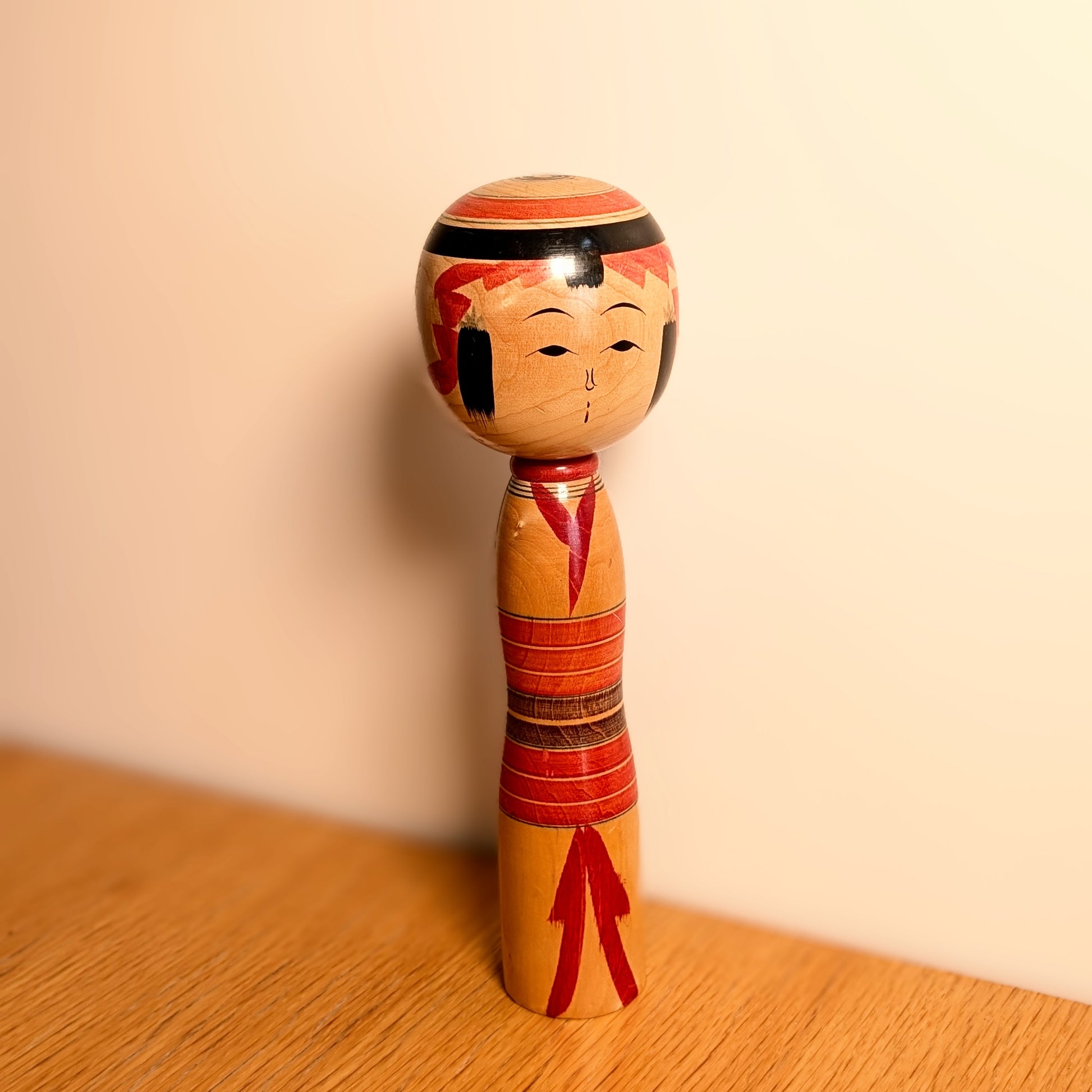 Kokeshi japonaise vintage Yajiro de 24 cm par Ishikawa Tokujiro, présentée comme objet décoratif d’artisanat japonais