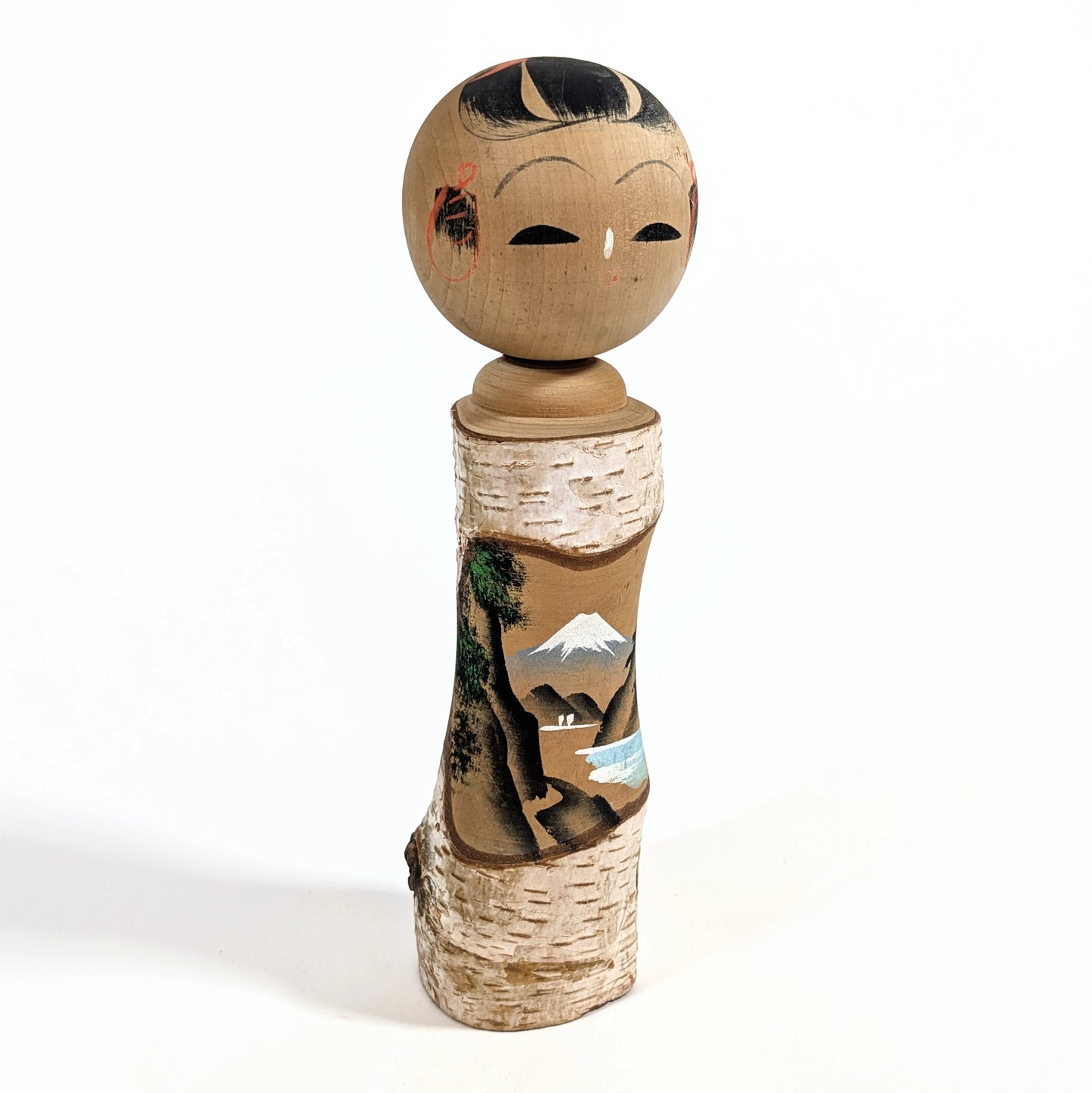 Kokeshi de l’époque Shōwa en bois de bouleau, peinture représentant la région des lacs et le Mont Fuji – souvenir japonais traditionnel.