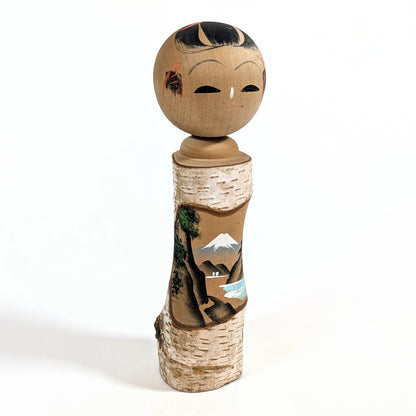 Kokeshi de l’époque Shōwa en bois de bouleau, peinture représentant la région des lacs et le Mont Fuji – souvenir japonais traditionnel.