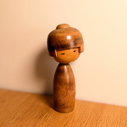 Kokeshi japonaise sōsaku de Fujikawa Masae Shōei en bois, décorée de fleurs de prunier ume