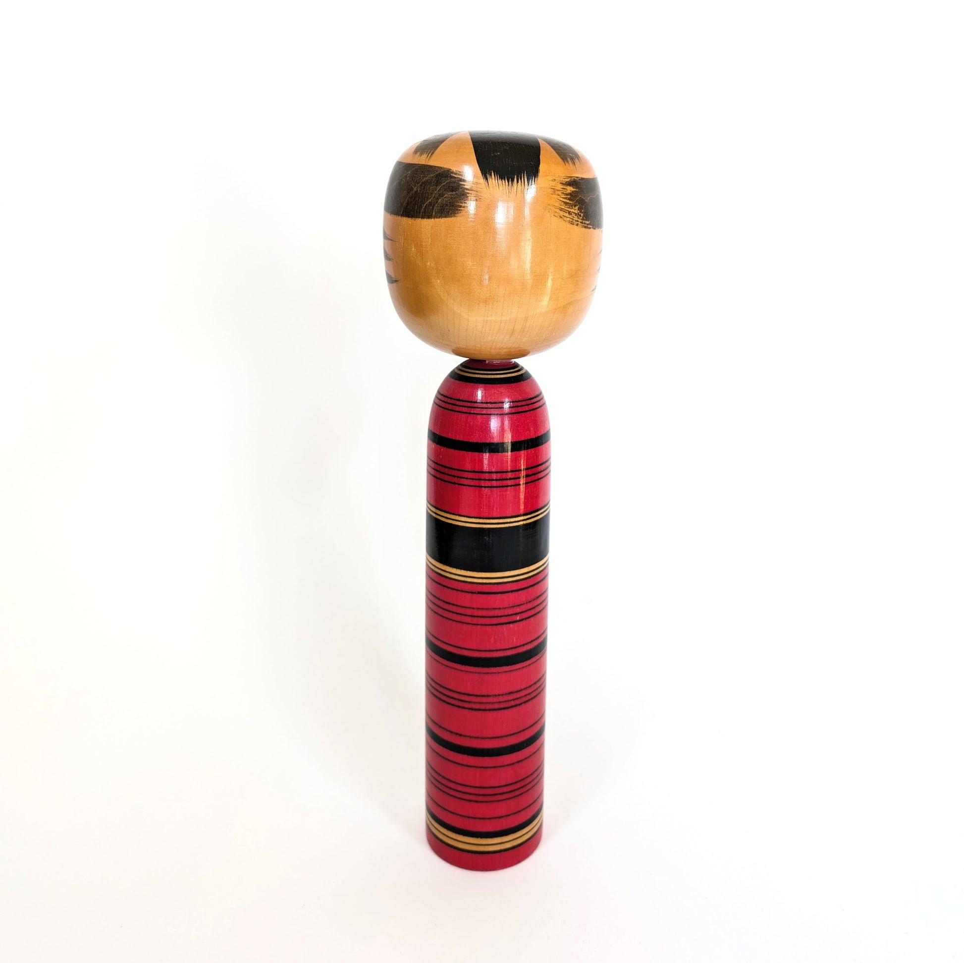 Kokeshi japonaise vintage en bois peint rouge et noir, vue de dos – artisan Sasaki Katsumi