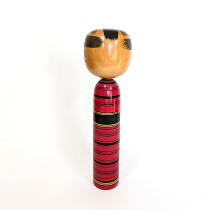 Kokeshi japonaise vintage en bois peint rouge et noir, vue de dos – artisan Sasaki Katsumi