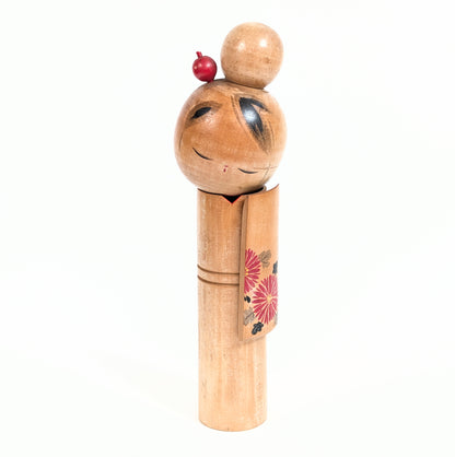 Kokeshi japonaise créative sosaku vintage de Shuzenji en bois naturel, visage doux, chignon avec kanzashi rouge et kimono aux chrysanthèmes. 25 cm