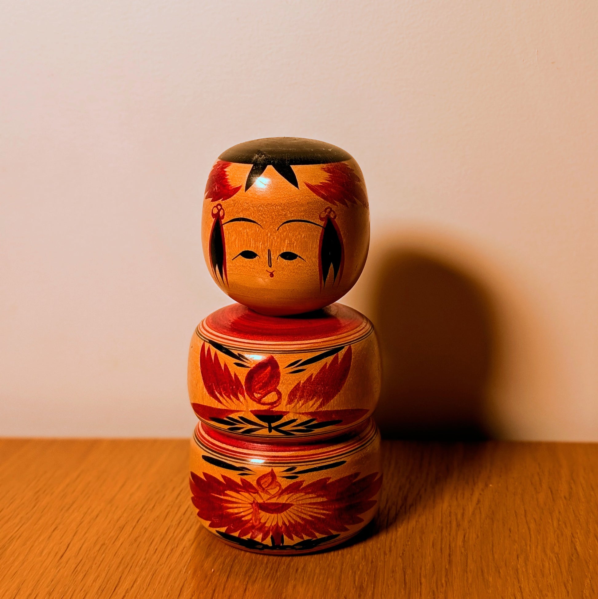 photo d'ambiance avec lumière naturelle de la kokeshi naruko modèle ejiko de Suzuki Toshiyuki