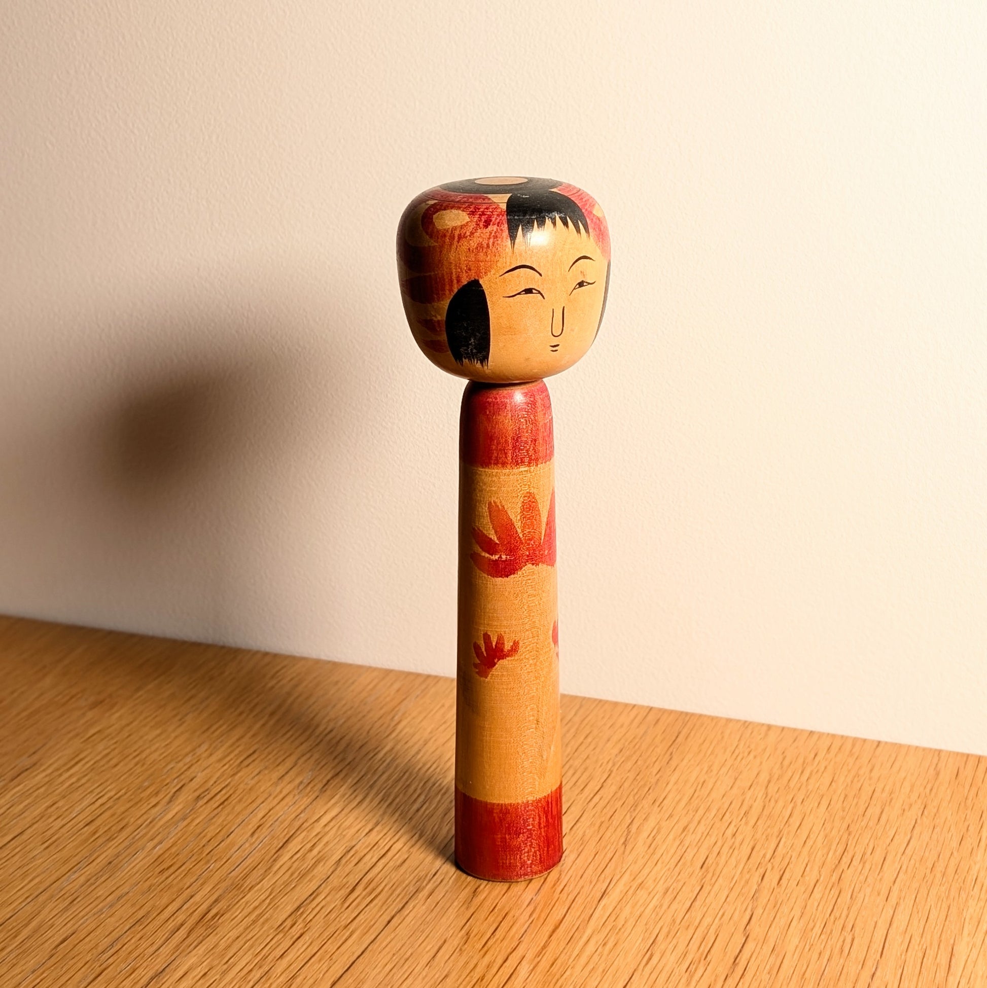 Kokeshi japonaise vintage Tsuchiyu en bois, objet de décoration japonaise authentique avec patine wabi-sabi