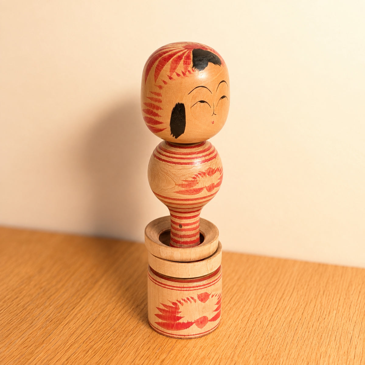 Kokeshi japonaise vintage Yamiyo de Nagao Masayoshi, 18,5 cm, à deux anneaux mobiles captifs.