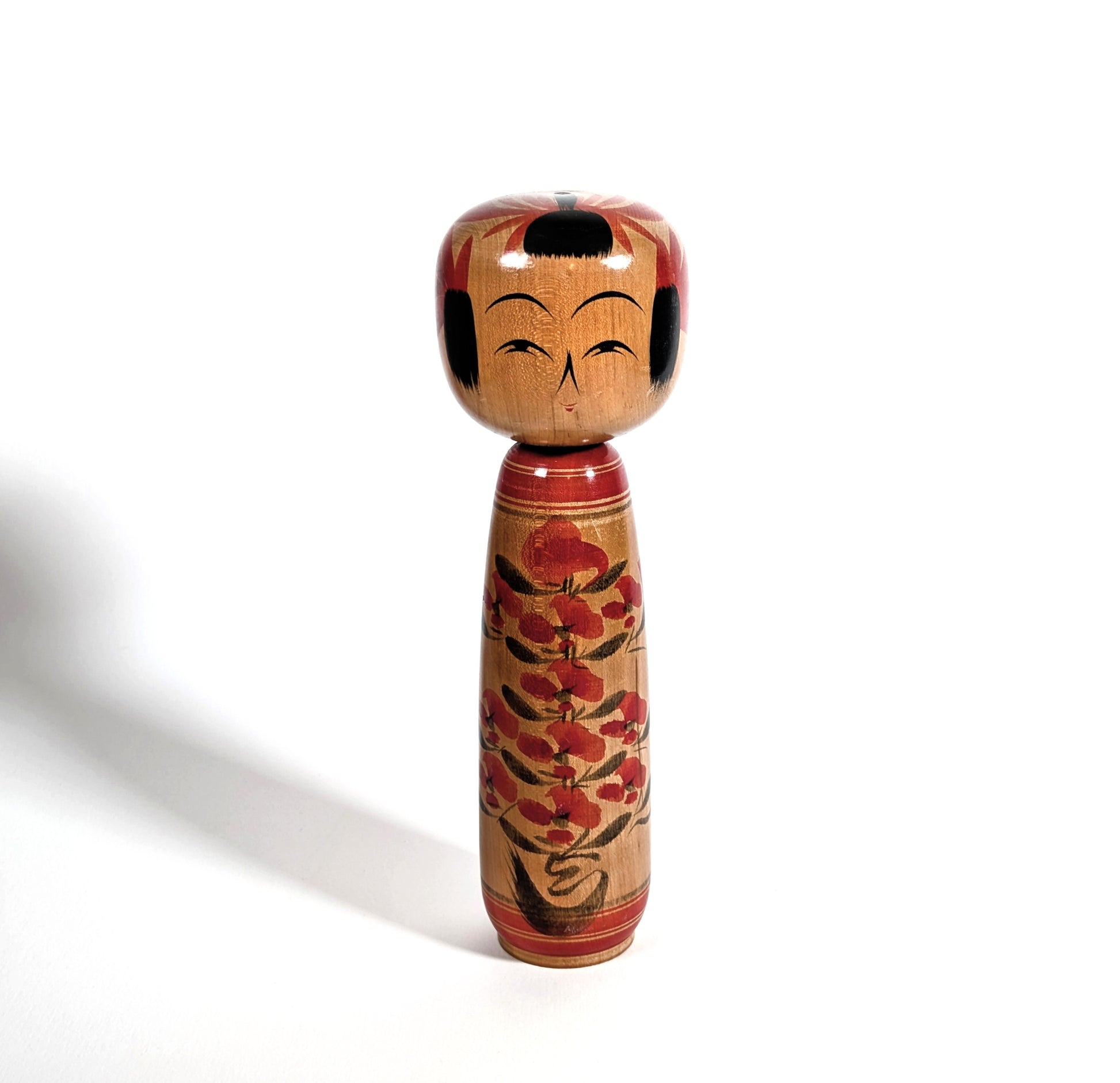 Kokeshi japonaise traditionnelle en bois peint, vue de face, motif floral rouge, école Yamagata, par Kobayashi Chujiro, poupée japonaise ancienne 24 cm
