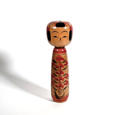 Kokeshi japonaise traditionnelle en bois peint, vue de face, motif floral rouge, école Yamagata, par Kobayashi Chujiro, poupée japonaise ancienne 24 cm
