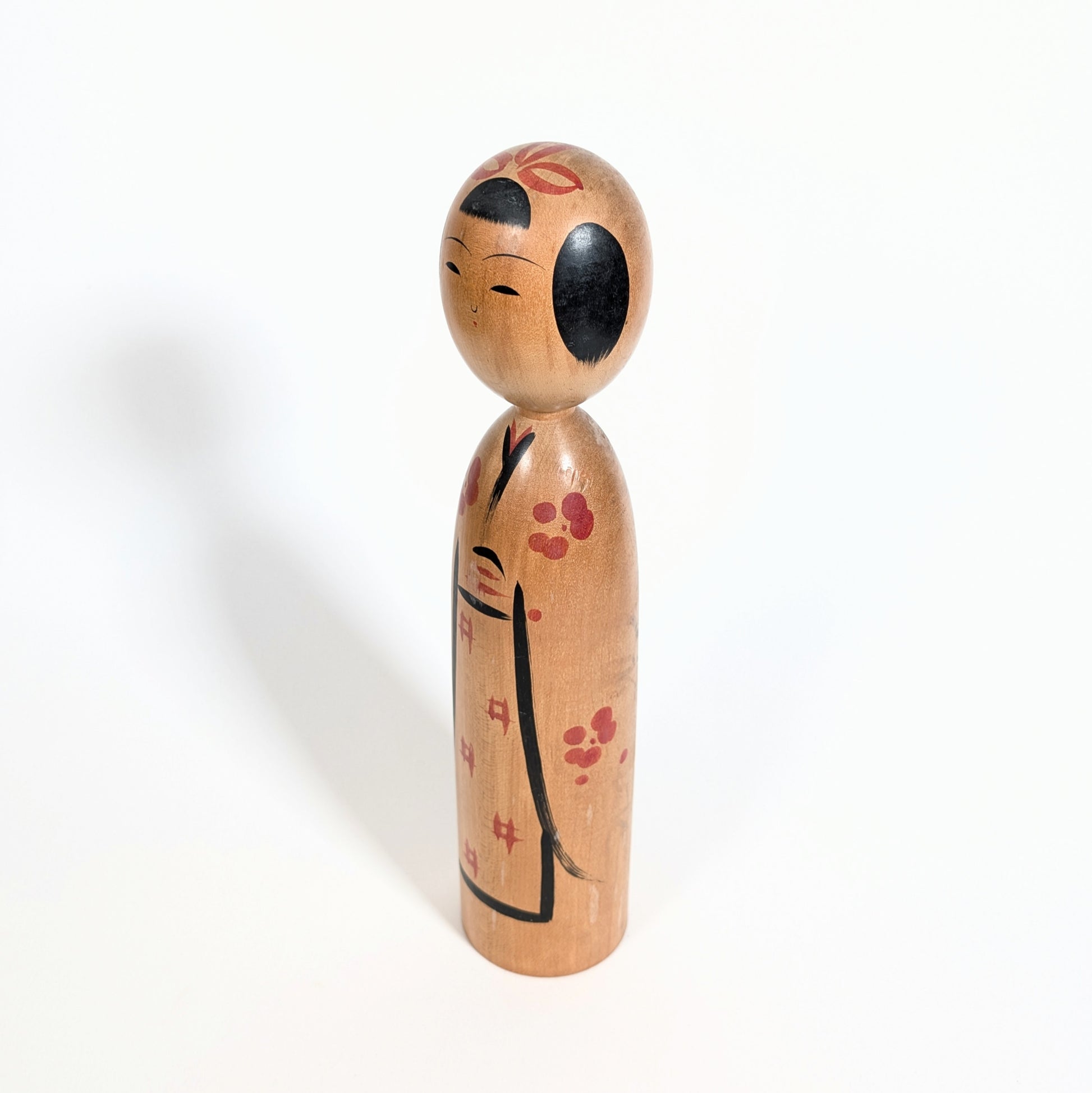 Kokeshi japonaise vintage vue trois quarts objet de décoration intérieure style wabi sabi