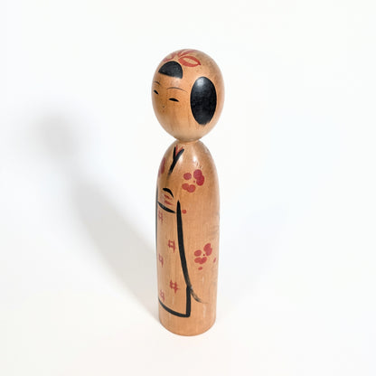 Kokeshi japonaise vintage vue trois quarts objet de décoration intérieure style wabi sabi