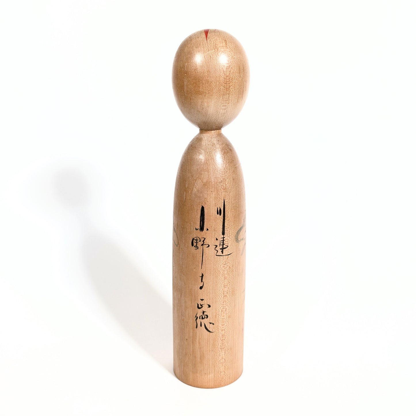 Dos d’une kokeshi Kijiyama signée Onodera Masanori avec calligraphie japonaise artisanale authentique