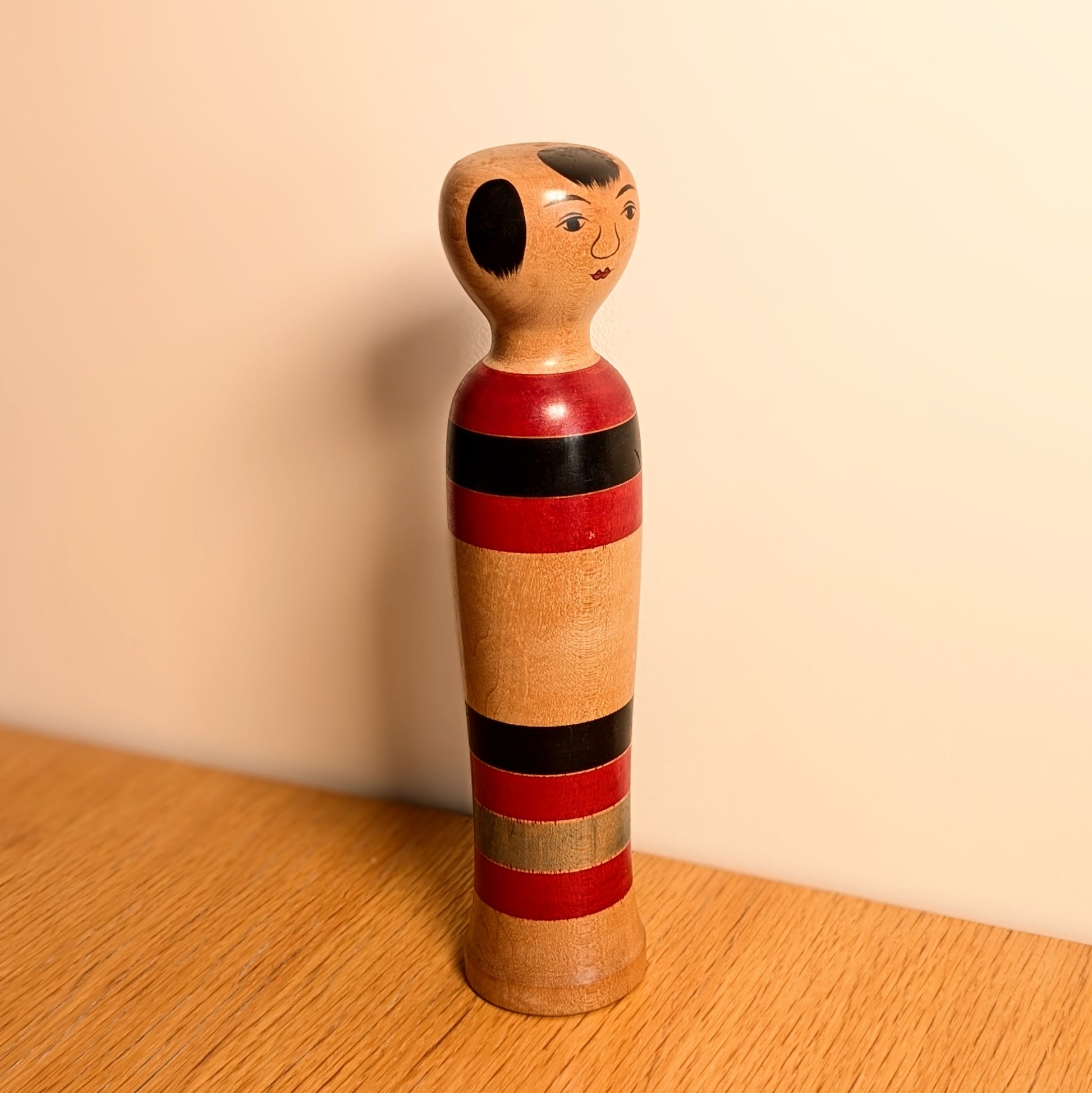 Kokeshi traditionnelle Kijiyama de Satō Hideichi mise en situation, poupée japonaise en bois vintage et objet d’art populaire japonais