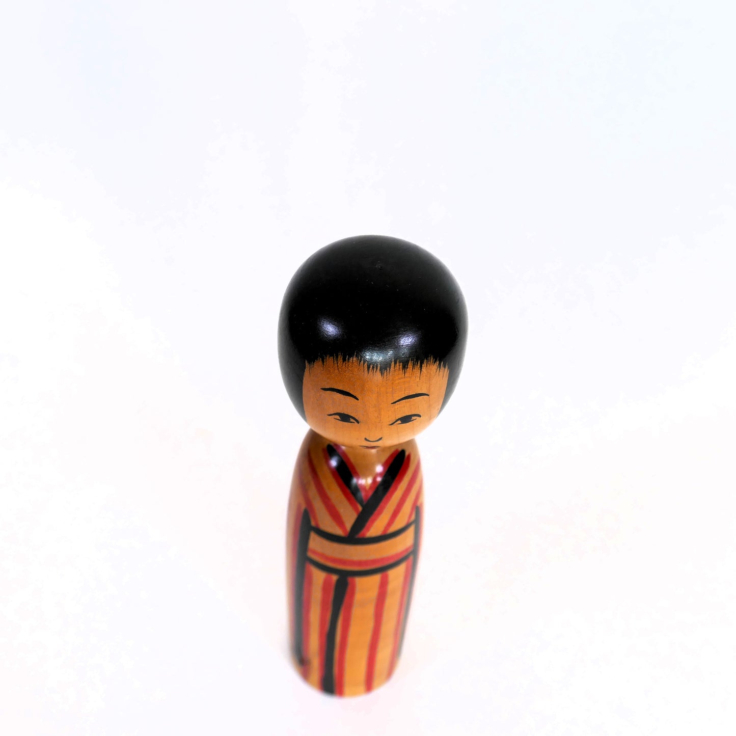 Vue du dessus de la kokeshi Kijiyama, coiffure noire peinte à la main – Takahashi Yuji