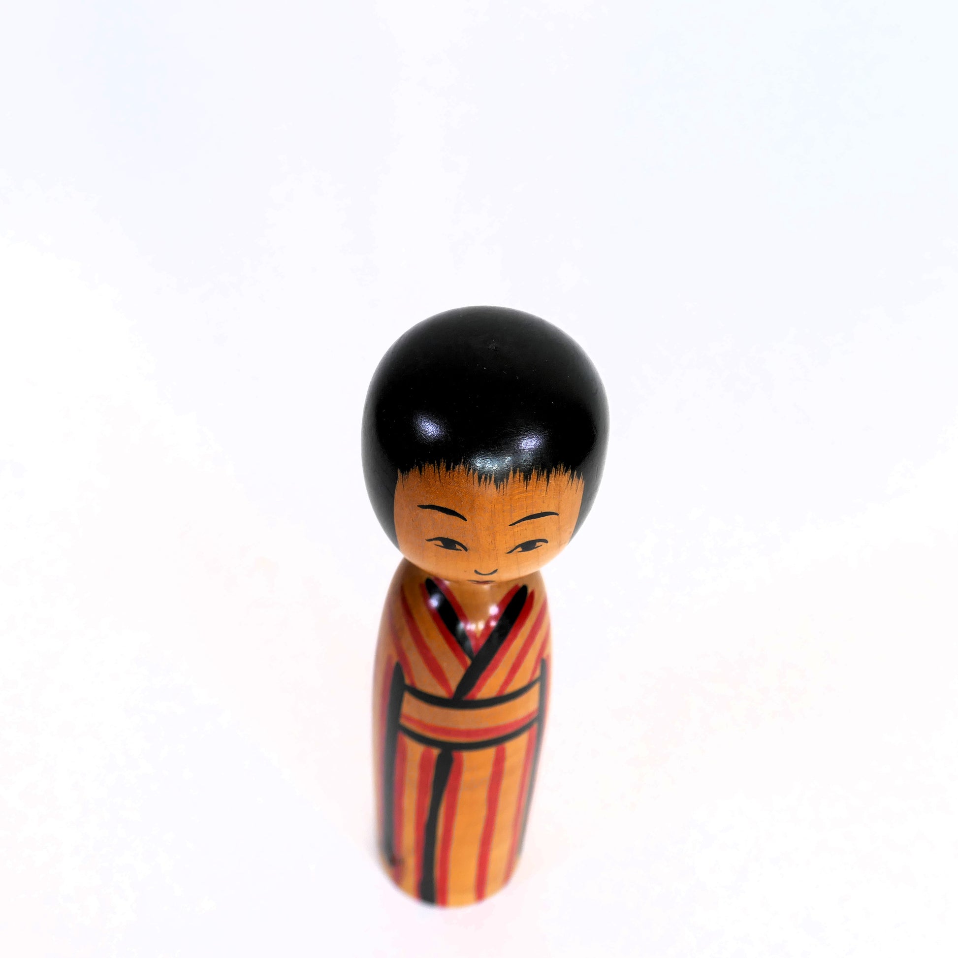 Vue du dessus de la kokeshi Kijiyama, coiffure noire peinte à la main – Takahashi Yuji