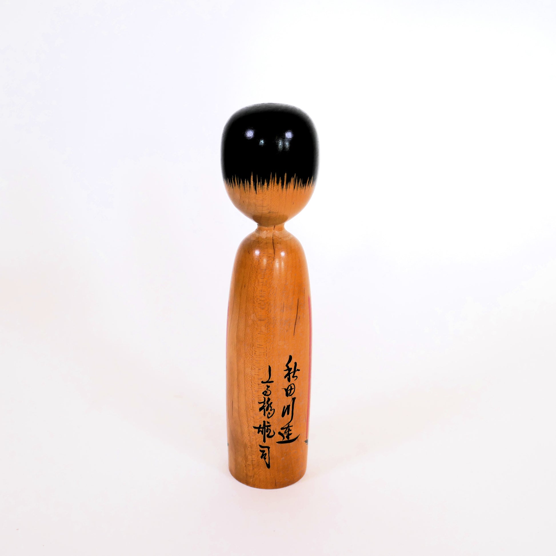 Vue arrière de la kokeshi Kijiyama de Takahashi Yuji – poupée japonaise vintage en bois peint