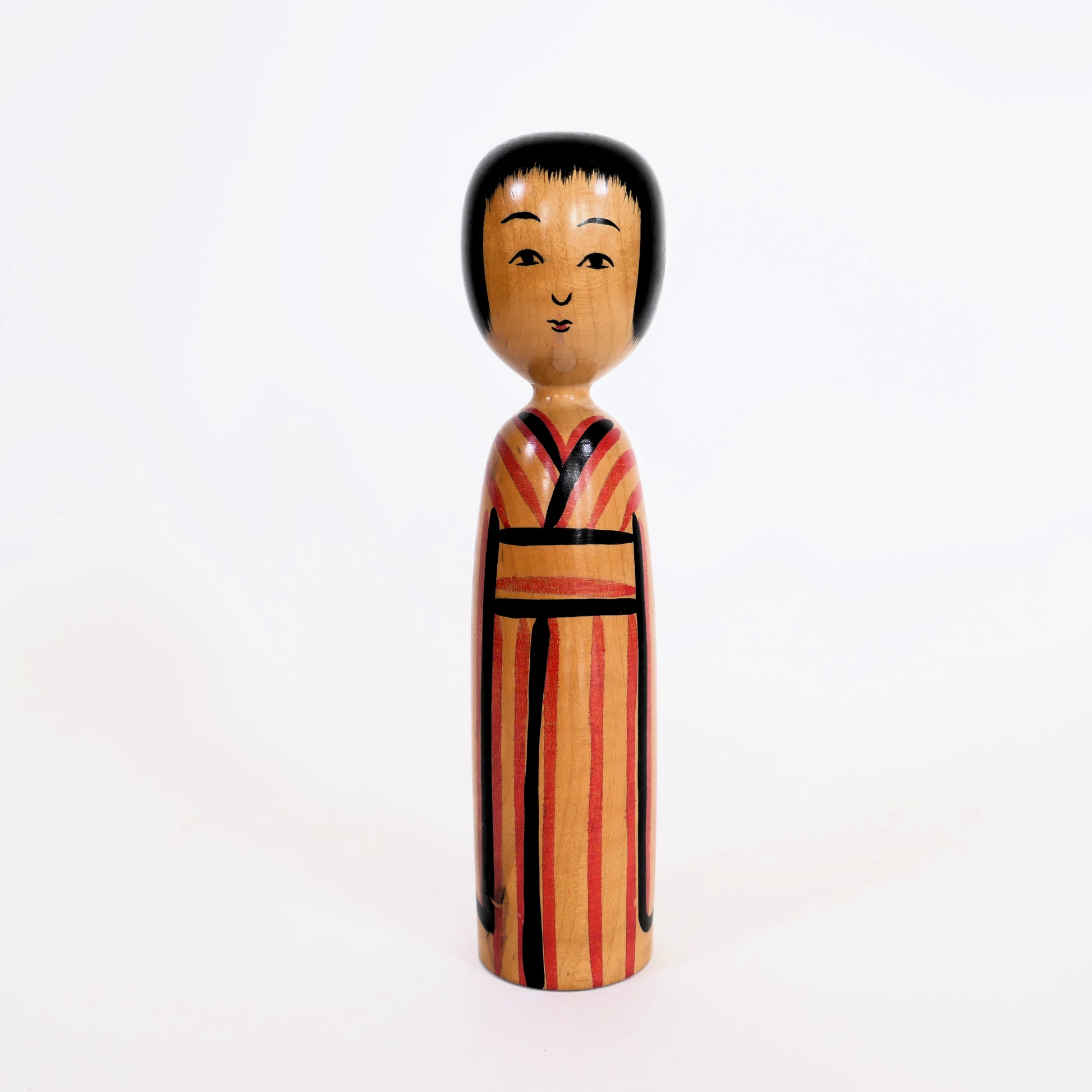 Kokeshi japonaise Kijiyama vue de face, signée Takahashi Yuji – poupée traditionnelle en bois peint