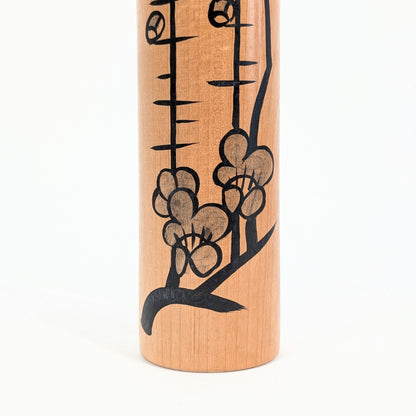 Détail du motif japonais eda ume, représentant des fleurs et bourgeons de prunier sur des branches géométriques peintes en noir.