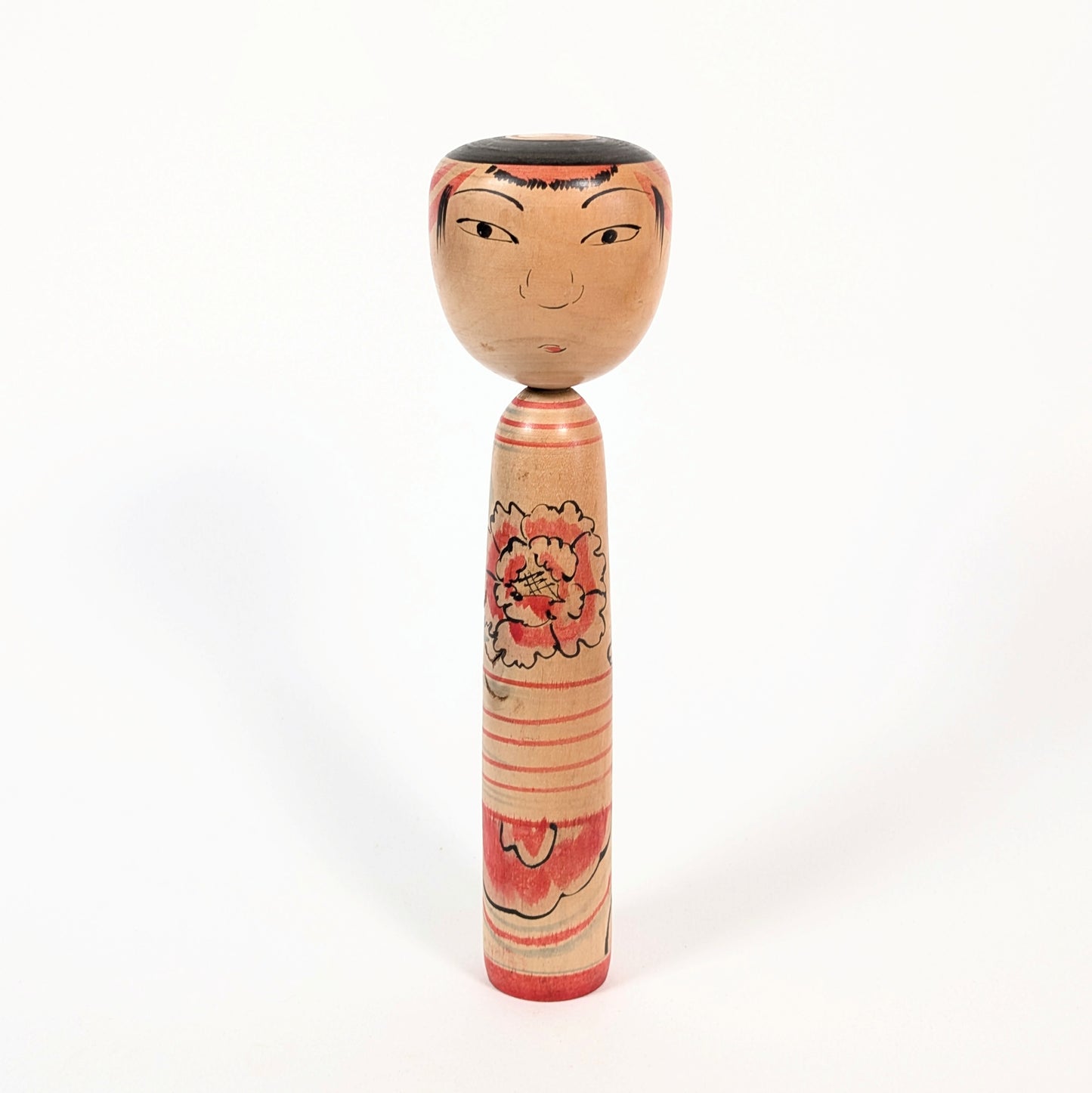 Kokeshi traditionnelle japonaise Nakanosawa signée Arakawa Yōichi, motif pivoine botan rouge.