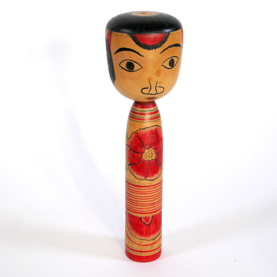Kokeshi Nakanosawa par Iwamoto Yoshizō avec visage expressif et décor floral rouge