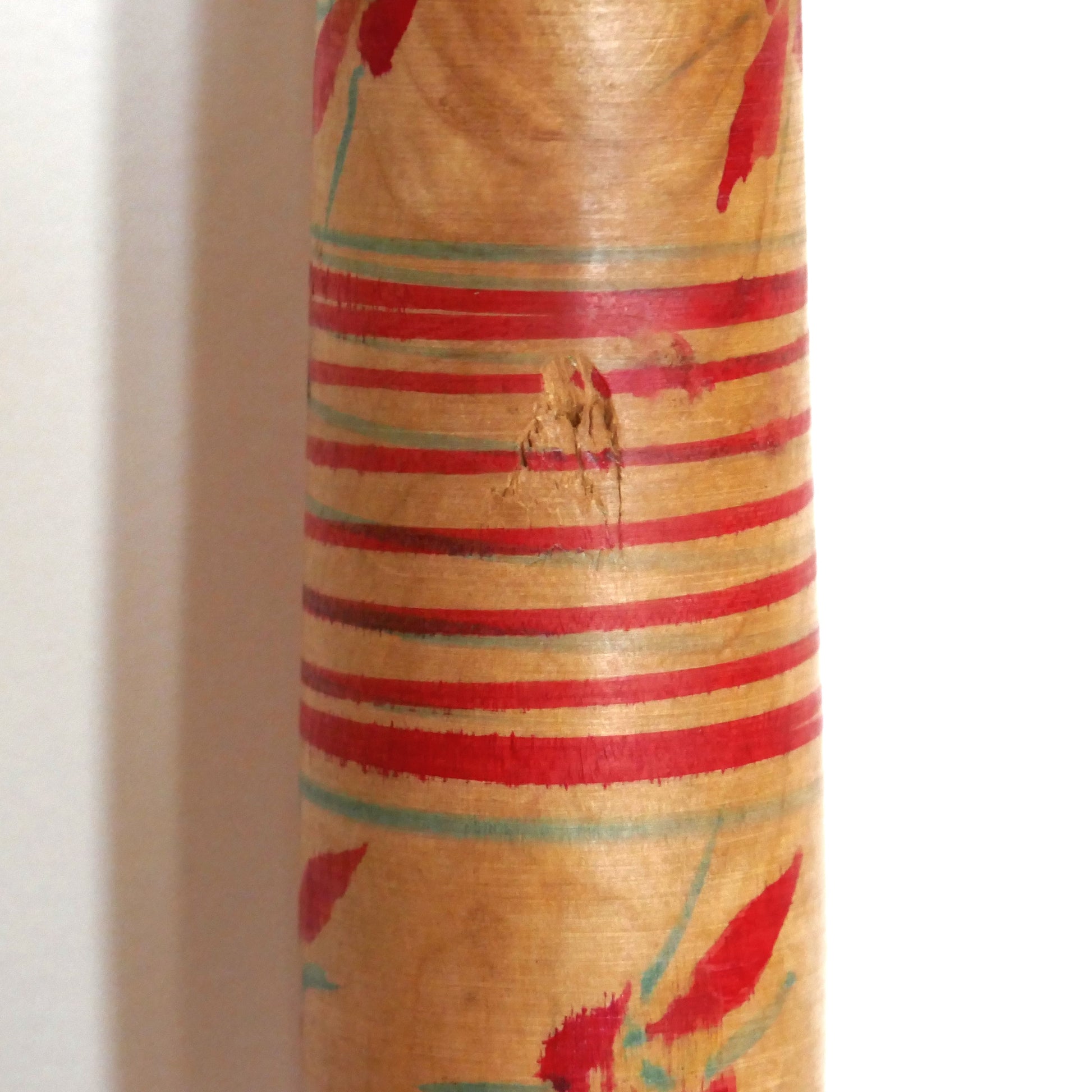 zoom sur un éclat dans le bois au niveau du dos d'une kokeshi japonaise ancienne Nakanosawa de Iwamoto Yoshizō 