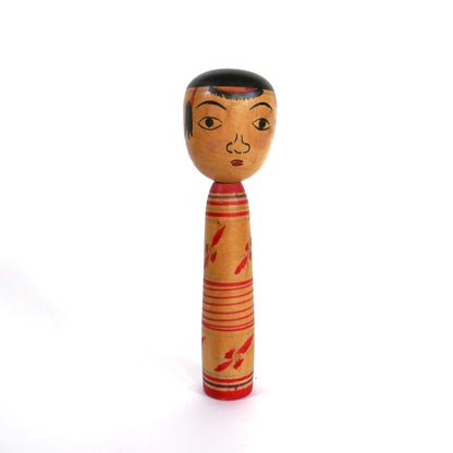 Kokeshi japonaise ancienne de style Nakanosawa réalisée par Iwamoto Yoshizō – vue de face, décor floral rouge.