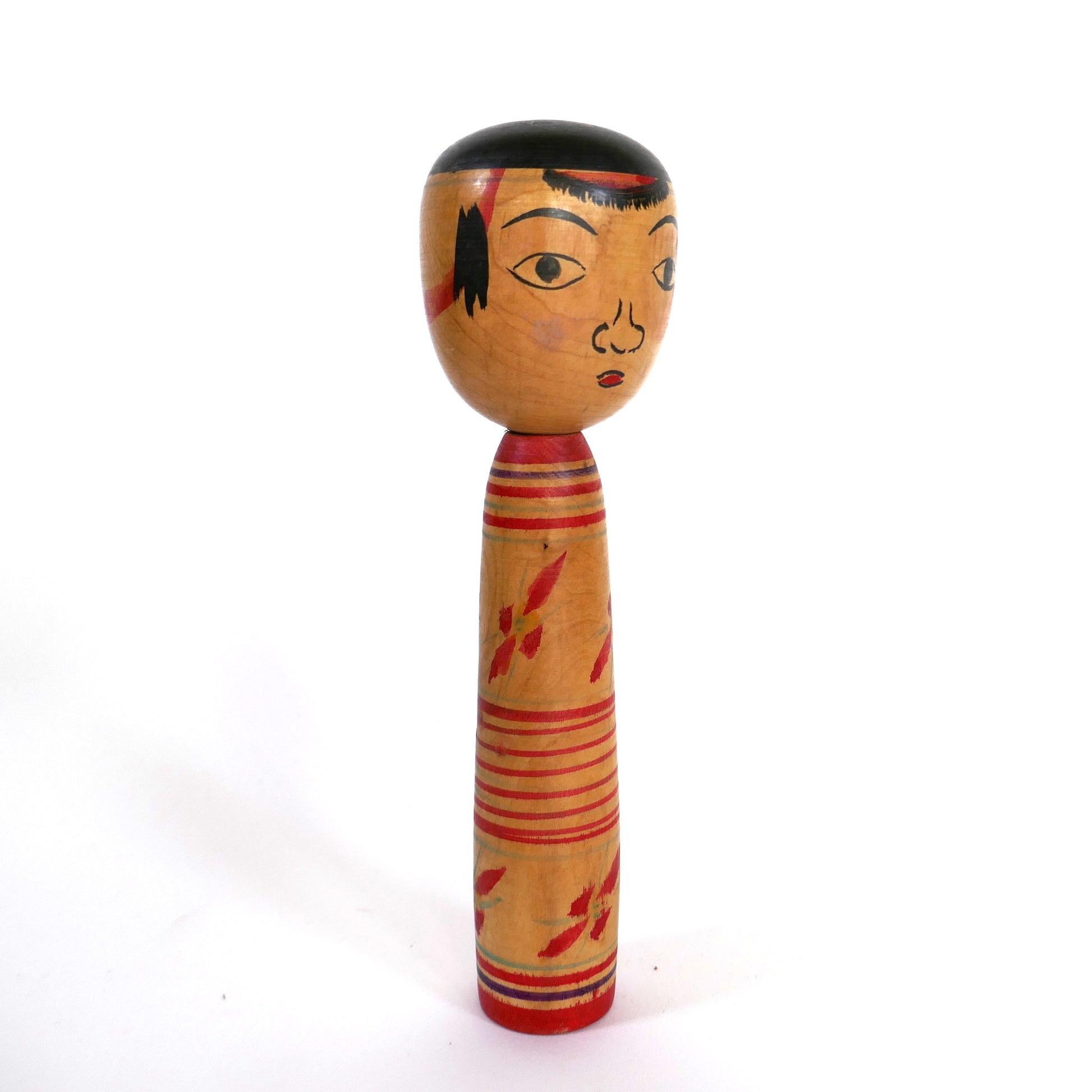 Poupée kokeshi artisanale de style Nakanosawa par Iwamoto Yoshizō – profil droit montrant le visage peint à la main.