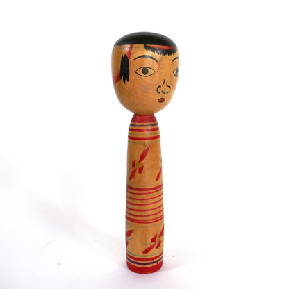 Poupée kokeshi artisanale de style Nakanosawa par Iwamoto Yoshizō – profil droit montrant le visage peint à la main.