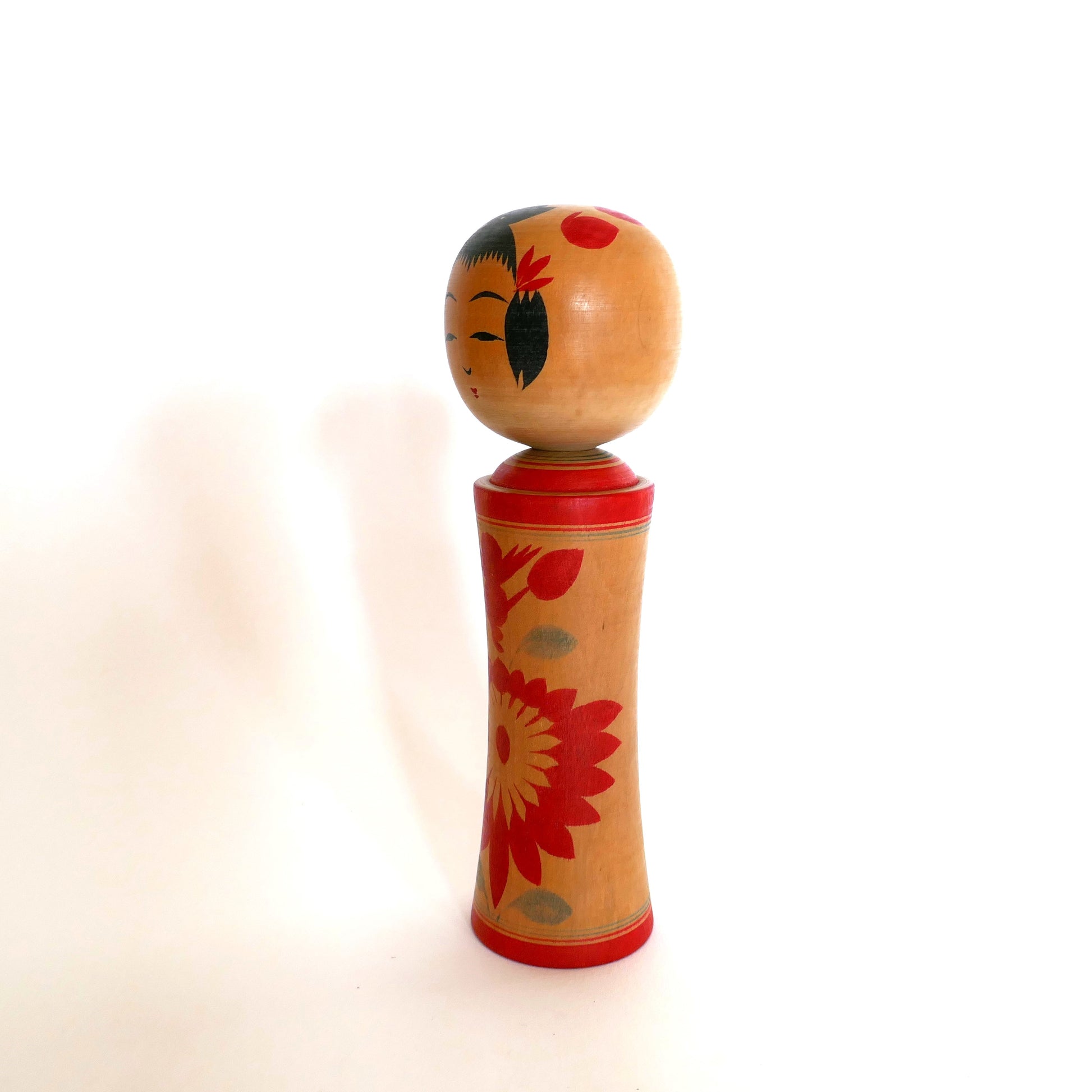 Poupée japonaise kokeshi artisanale Naruko, vue de profil gauche, fabrication japonaise vintage.