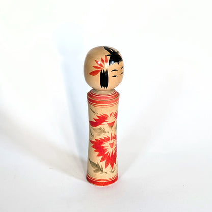Poupée japonaise kokeshi de style Naruko traditionnel, vue en trois-quarts droit.